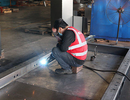 Soudage du réservoir de carburant du châssis